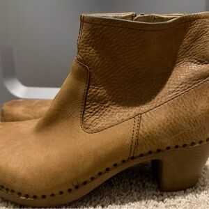 Dansko Women's Sarah ankle boots in tan milled burnished leather finish Size 41